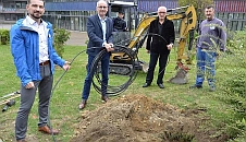 Der Rektor verlegt das erste Glasfaserkabel